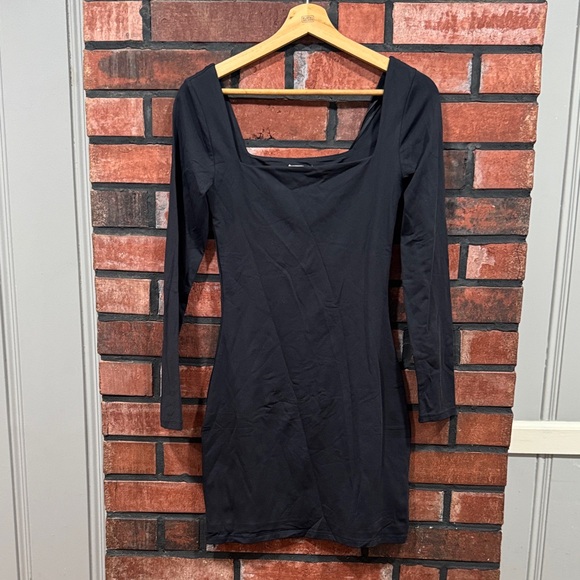 Aritzia
Contour Squareneck Longsleeve Mini dress - Picture 5 of 13